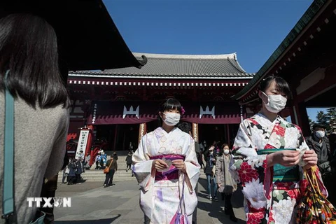 Người dân đeo khẩu trang để phòng tránh lây nhiễm COVID-19 tại Tokyo, Nhật Bản, ngày 3/2/2020. (Ảnh: AFP/TTXVN)