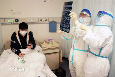 Nhân viên y tế điều trị cho bệnh nhân nhiễm COVID-19 tại bệnh viện ở Vũ Hán, tỉnh Hồ Bắc, Trung Quốc, ngày 18/2/2020. (Ảnh: THX/TTXVN)