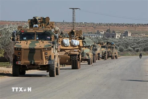 Đoàn xe quân sự Thổ Nhĩ Kỳ tiến vào khu vực phía Đông thành phố Idlib, Syria ngày 20/2/2020. (Ảnh: AFP/TTXVN)