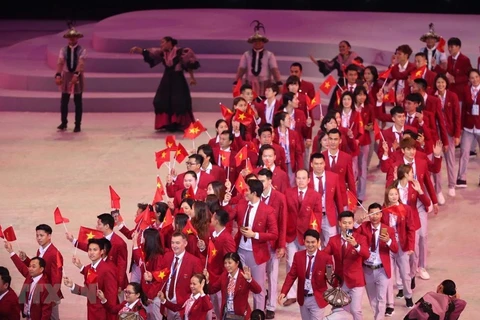 Đoàn thể thao Việt Nam diễu hành trong lễ khai mạc SEA Games 30. (Ảnh: Hoàng Linh/TTXVN)