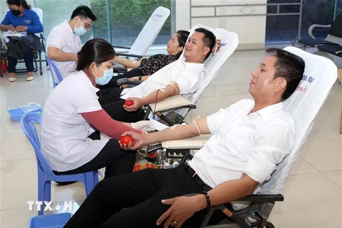 Đoàn viên thanh niên các đơn vị hiến máu tình nguyện tại ngày hội. (Ảnh: Trần Lê Lâm/TTXVN)