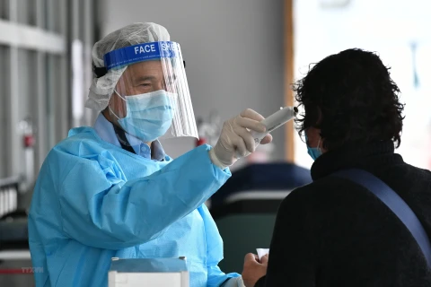 Nhân viên y tế kiểm tra thân nhiệt cho bệnh nhân tại một bệnh viện ở Hong Kong, Trung Quốc ngày 4/2/2020. (Nguồn: AFP/TTXVN)