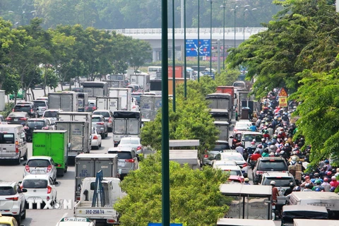 Nhiều phương tiện nối đuôi nhau xếp hàng dài trên đường Phạm Văn Đồng, hướng vào sân bay Tân Sơn Nhất. (Ảnh: Tiến Lực/TTXVN)