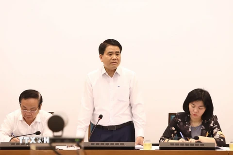 Chủ tịch Ủy ban Nhân dân thành phố Hà Nội Nguyễn Đức Chung phát biểu chỉ đạo cuộc họp chiều 26/2. (Ảnh: Văn Điệp/TTXVN)