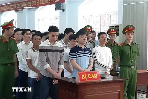 Bị cáo Nguyễn Văn Hưng (hàng đầu tiên, từ phải qua trái) cùng các bị cáo trong phiên tòa sáng 28/2. (Ảnh: Ngọc Sơn/TTXVN)