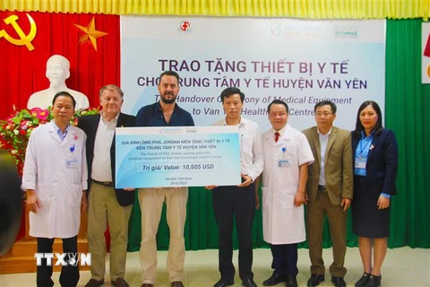 Ông Phil Jordan - nhà tài trợ người Australia trao tặng thiết bị y tế cho đơn nguyên sơ sinh của Trung tâm Y tế huyện Văn Yên (Yên Bái) với tổng giá trị gần 250 triệu đồng. (Ảnh: Việt Dũng/TTXVN)