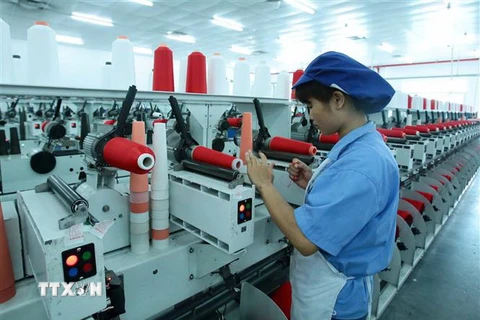 Dây chuyền sản xuất sợi tại Công ty TNHH Dệt nhuộm Jasan Việt Nam có vốn đầu tư của Trung Quốc tại Khu Công nghiệp Phố nối B, Hưng Yên. (Ảnh: Phạm Kiên/TTXVN)