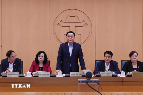 Bí thư Thành ủy Hà Nội Vương Đình Huệ phát biểu chỉ đạo tại buổi làm việc. (Ảnh: Lâm Khánh/TTXVN)
