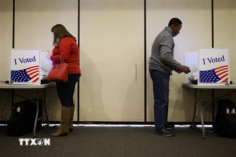 Cử tri Mỹ bỏ phiếu trong cuộc bầu cử sơ bộ của đảng Dân chủ tại Charleston, South Carolina ngày 29/2/2020. (Ảnh: AFP/TTXVN)