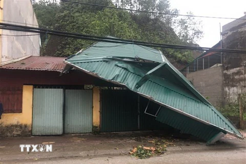 Dông lốc làm nhiều ngôi nhà ở Yên Bái bị hư hỏng. (Ảnh: TTXVN)