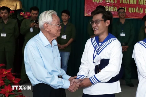 Cựu chiến binh, Đại tá Đinh Văn Huệ dặn dò các thanh niên lên đường tòng quân năm 2020. (Ảnh: Xuân Khu/TTXVN)