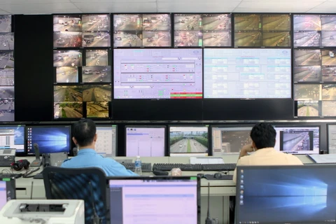 Hệ thống quản lý giao thông thông minh của Trung tâm Giám sát và điều khiển giao thông đặt tại Trung tâm Quản lý đường hầm sông Sài Gòn (Sở Giao thông Vận tải Thành phố Hồ Chí Minh). (Ảnh: Tiến Lực/TTXVN)
