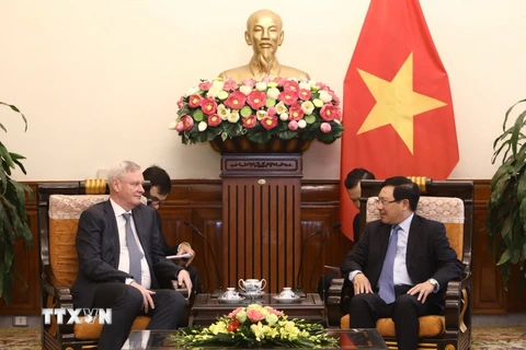 Phó Thủ tướng, Bộ trưởng Bộ Ngoại giao Phạm Bình Minh tiếp Thứ trưởng thứ nhất Bộ Ngoại giao Nga V.Titov đang thăm và làm việc tại Việt Nam. (Ảnh: Văn Điệp/TTXVN)
