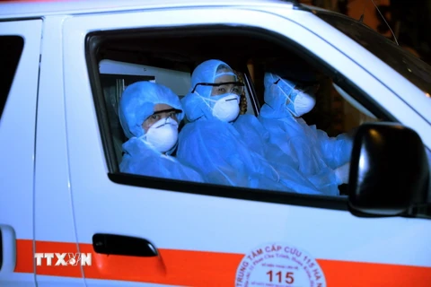 Lực lượng y tế tại khu vực phong tỏa trên phố Trúc Bạch, nơi ở của bệnh nhân COVID-19 đầu tiên của Hà Nội.