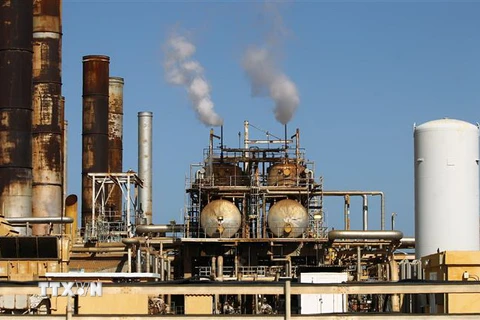 Một cơ sở lọc dầu ở thị trấn al-Buraqah, Libya. (Ảnh: AFP/TTXVN)
