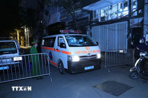 Lực lượng y tế tại khu vực phong tỏa trên phố Trúc Bạch, nơi ở của bệnh nhân COVID-19 đầu tiên của Hà Nội. (Ảnh: Lâm Khánh/TTXVN)