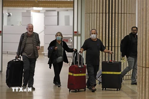 Hành khách đeo khẩu trang để phòng tránh lây nhiễm COVID-19 tại sân bay quốc tế Ben Gurion, gần Tel Aviv, Israel, ngày 22/2/2020. (Ảnh: AFP/TTXVN)