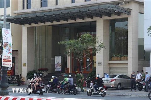 Lực lựơng chức năng tiến hành phong tỏa khách sạn Vanda (đường Nguyễn Văn Linh, quận Hải Châu, thành phố Đà Nẵng) nơi 2 du khách người Anh nhiễm virus SARS-CoV-2 lưu trú. (Ảnh: Văn Dũng/TTXVN)