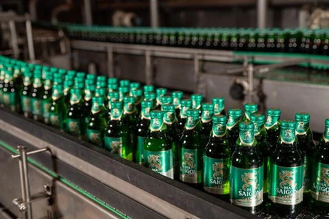 Dây chuyền sản xuất bia của Sabeco. (Ảnh: PV/Vietnam+)