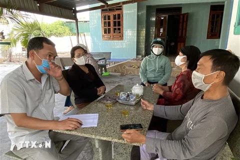 Lực lượng chức năng xã Phước Nam, huyện Thuận Nam, tỉnh Ninh Thuận kiểm tra, xác minh thông tin về người dân đã tiếp xúc với bệnh nhân 61 ở thôn Văn Lâm 3. (Ảnh: Công Thử/TTXVN)