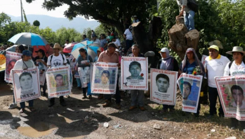 Người thân của các thực tập sinh mất tích ở Mexico. (Nguồn: Aristeguinoticias.com)