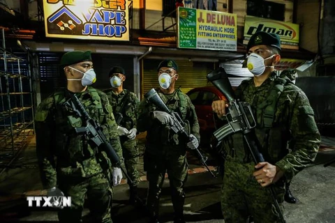 Cảnh sát Philippines tại một chốt chặn ở thủ đô Manila ngày 15/3/2020. (Ảnh: THX/TTXVN)