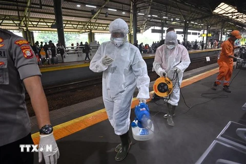 Phun thuốc khử trùng nhằm ngăn chặn lây lan COVID-19 tại Jakarta, Indonesia, ngày 13/3. (Ảnh: AFP/TTXVN)