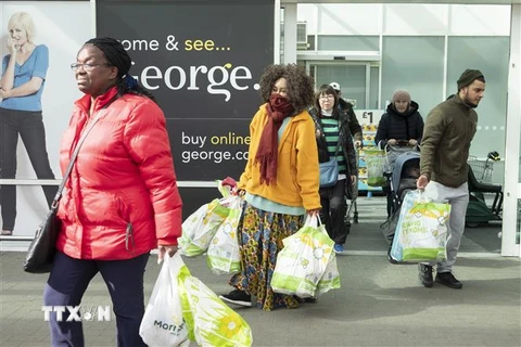 Người dân mua sắm hàng hóa thiết yếu tại một siêu thị ở London, Anh, ngày 15/3/2020, trong bối cảnh dịch COVID-19 bùng phát. (Ảnh: THX/TTXVN)