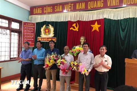 Lãnh đạo Đảng ủy, Ủy ban Nhân dân huyện Mang Yang tổ chức khen thưởng đột xuất cho các trinh sát tham gia giữ các đối tượng hoạt động tà đạo Hà Mòn trên địa bàn. (Ảnh: Hồng Điệp/TTXVN)