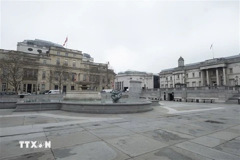 Cảnh vắng lặng tại quảng trường Trafalgar, trung tâm London, Anh khi dịch COVID-19 bùng phát, ngày 19/3/2020. (Ảnh: THX/TTXVN)