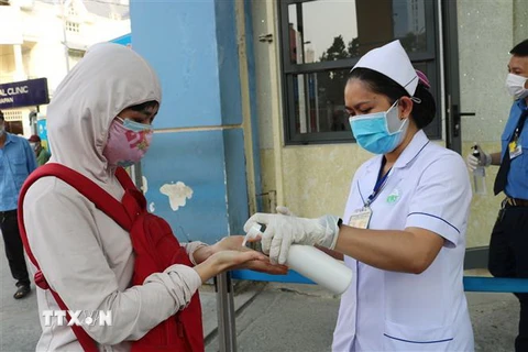 Rửa tay bằng dung dịch khử khuẩn cho người đến khám bệnh tại Bệnh viện Da liễu Thành phố Hồ Chí Minh. (Ảnh: Đinh Hằng/TTXVN)