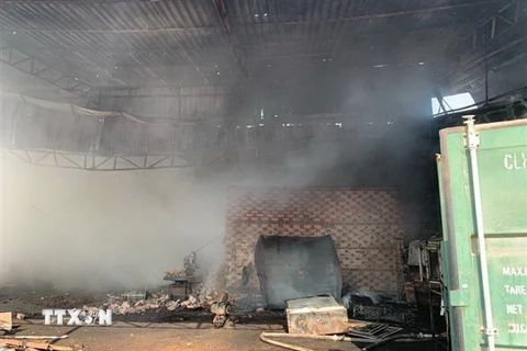 Hiện trường vụ cháy tại cơ sở sản xuất của Công ty bao bì Kim Hưng Thịnh. (Ảnh: Nguyễn Văn Việt/TTXVN)