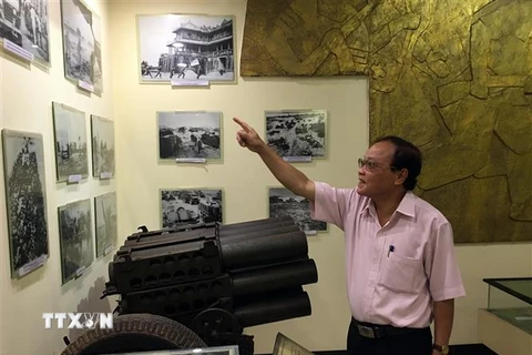 Ông Nguyễn Huy Ngọc tham quan gian trưng bày những hình ảnh về chiến dịch giải phóng Thừa Thiên-Huế 1975 tại Bảo tàng Lịch sử tỉnh Thừa Thiên-Huế. (Ảnh: Đỗ Trưởng/TTXVN)