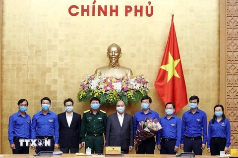 Thủ tướng Nguyễn Xuân Phúc với các thành viên Ban Bí thư Trung ương Đoàn TNCS Hồ Chí Minh. (Ảnh: Thống Nhất/TTXVN)