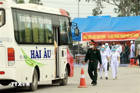 Lực lượng cán bộ và nhân viên y tế tại chốt huyện Vĩnh Bảo. (Ảnh: An Đăng/TTXVN)