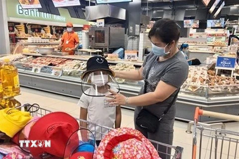 Mũ bảo vệ, phòng, chống dịch COVID-19 bán tại một siêu thị ở Thành phố Hồ Chí Minh. (Ảnh: TTXVN)