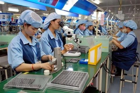 Công nhân sản xuất linh kiện điện tử tại Nhà máy Canon thuộc Khu Công nghiệp Phố Nối A (Hưng Yên). (Ảnh minh họa: Phạm Kiên/TTXVN)