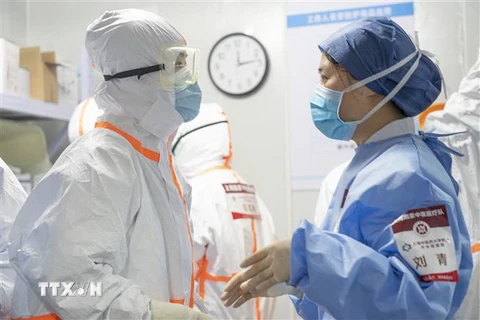 Nhân viên y tế tại khu cách ly của một bệnh viện ở Vũ Hán, Trung Quốc ngày 29/3/2020. (Ảnh: THX/TTXVN)