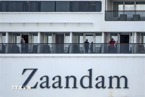 Hành khách trên du thuyền Zaandam tại vịnh Panama ngày 27/3/2020. (Ảnh: AFP/TTXVN)
