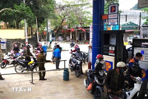 Người dân mua xăng Cửa hàng xăng dầu huyện Bắc Mê (Hà Giang). (Ảnh: Bảo Ngọc/TTXVN)