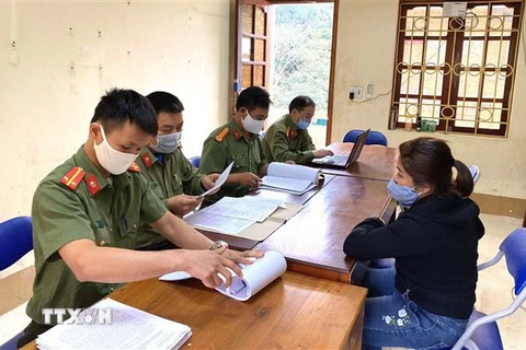 Cơ quan Công an làm việc với đối tượng thông tin sai sự thật về dịch COVID-19 ở huyện Bắc Mê, tỉnh Hà Giang. (Ảnh: Nguyễn Lân/TTXVN)