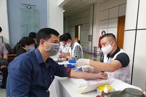 Người dân hiến máu tình nguyện. (Nguồn: Vietnam+)