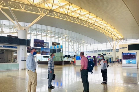 Bức ảnh Đại sứ Anh ở sân bay Nội Bài vào chiều 2.4 được đăng tải trên Twitter. (Ảnh: Twitter của Đại sứ Anh)