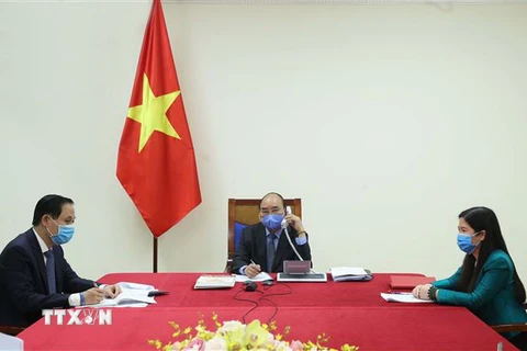 Thủ tướng Chính phủ Nguyễn Xuân Phúc điện đàm với Tổng thống Hàn Quốc Moon Jae-in. (Ảnh: Thống Nhất/TTXVN)