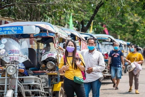 Người dân đeo khẩu trang phòng lây nhiễm COVID-19 tại Vientiane, Lào, ngày 23/3/2020. (Ảnh: THX/TTXVN)