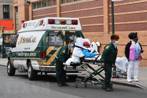 Nhân viên y tế chuyển bệnh nhân mắc COVID-19 từ xe cứu thương vào một bệnh viện ở New York, Mỹ ngày 2/4/2020. (Ảnh: AFP/TTXVN)