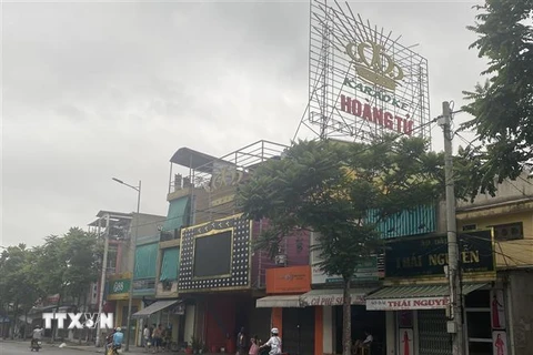 Karaoke Hoàng Tử (số 257 đường Điện Biên Phủ, thành phố Huế) bị tước giấy phép kinh doanh vì vi phạm Chỉ thị 16. (Ảnh: Mai Trang/TTXVN)
