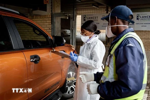 Nhân viên y tế làm nhiệm vụ tại một trạm xét nghiệm COVID-19 ở Johannesburg, Nam Phi ngày 2/4/2020. (Ảnh: THX/TTXVN)