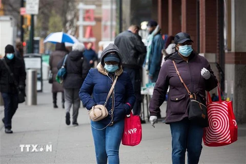 Người dân ở New York, Mỹ đeo khẩu trang phòng ngừa dịch COVID-19 ngày 3/4/2020. (Ảnh: THX/TTXVN)