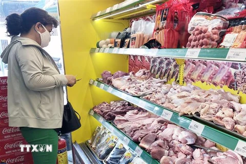 Người tiêu dùng Thành phố Hồ Chí Minh có thể mua thịt lợn trong nước lẫn hàng nhập khẩu tại kênh phân phối hiện đại. (Ảnh: Mỹ Phương/TTXVN)